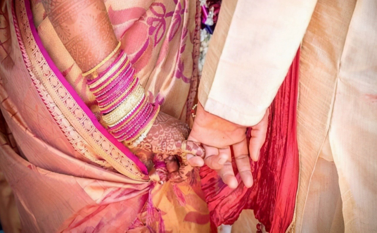 印度新郎强迫新娘跳舞，大闹婚礼现场激怒女方家人，引发舆论轰动