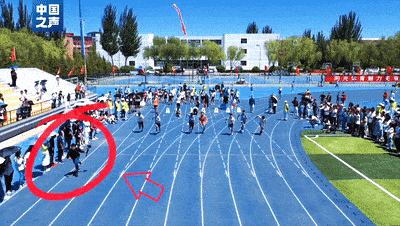 高校运动会上摄影师携8斤器械 跑的比运动员还快（组图） - 6