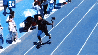 高校运动会上摄影师携8斤器械 跑的比运动员还快（组图） - 2