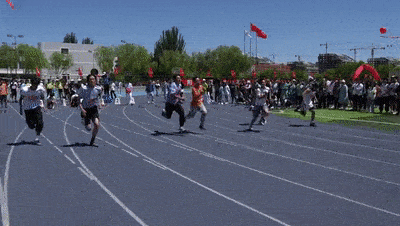 高校运动会上摄影师携8斤器械 跑的比运动员还快（组图） - 4