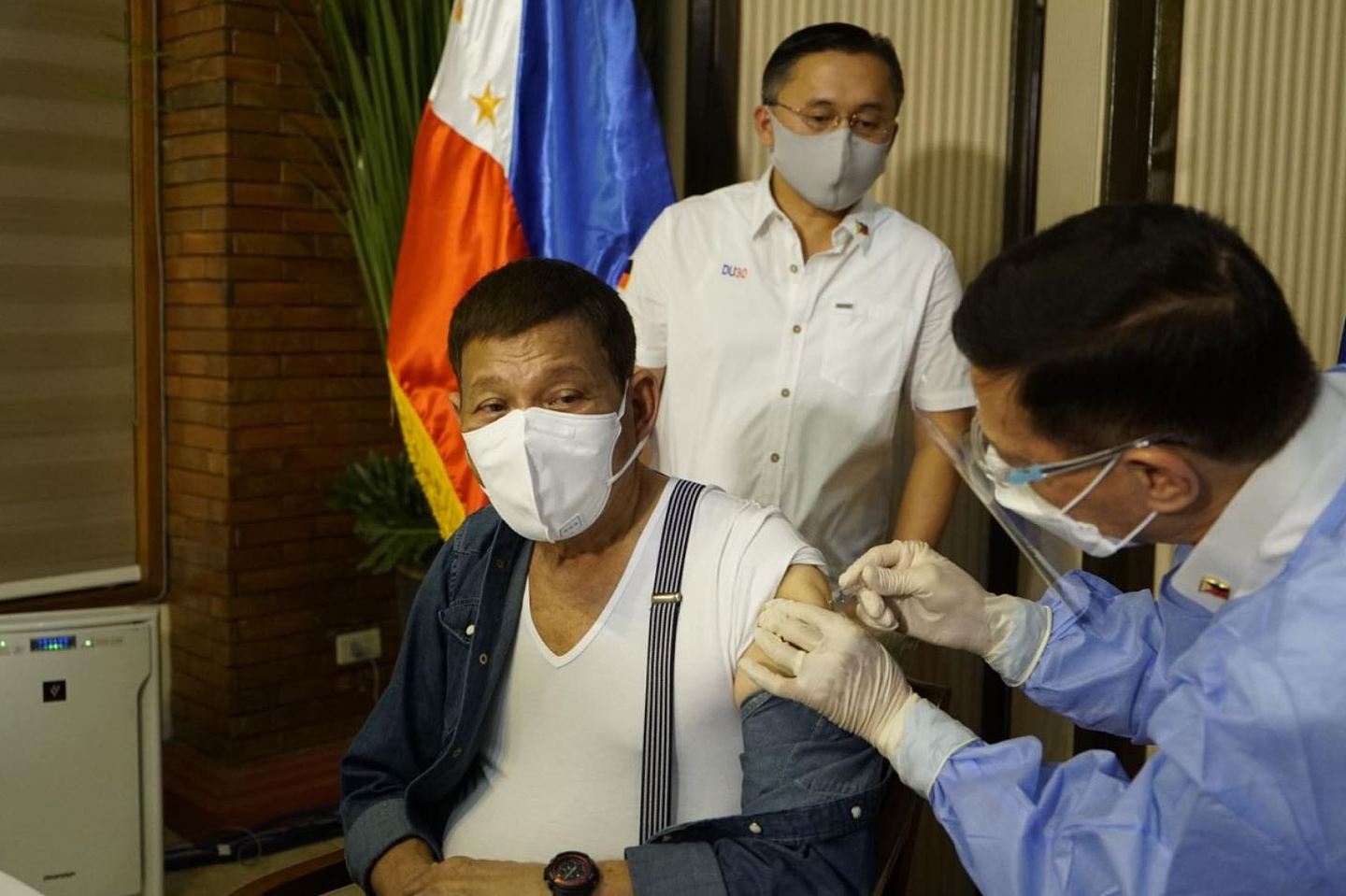 △图为5月3日菲律宾总统杜特尔特接种国药疫苗 图片来自菲律宾新闻部
