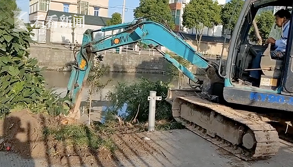 史诗级尴尬！和妻子吵架 醉汉赌气钻进下水道……卡住了