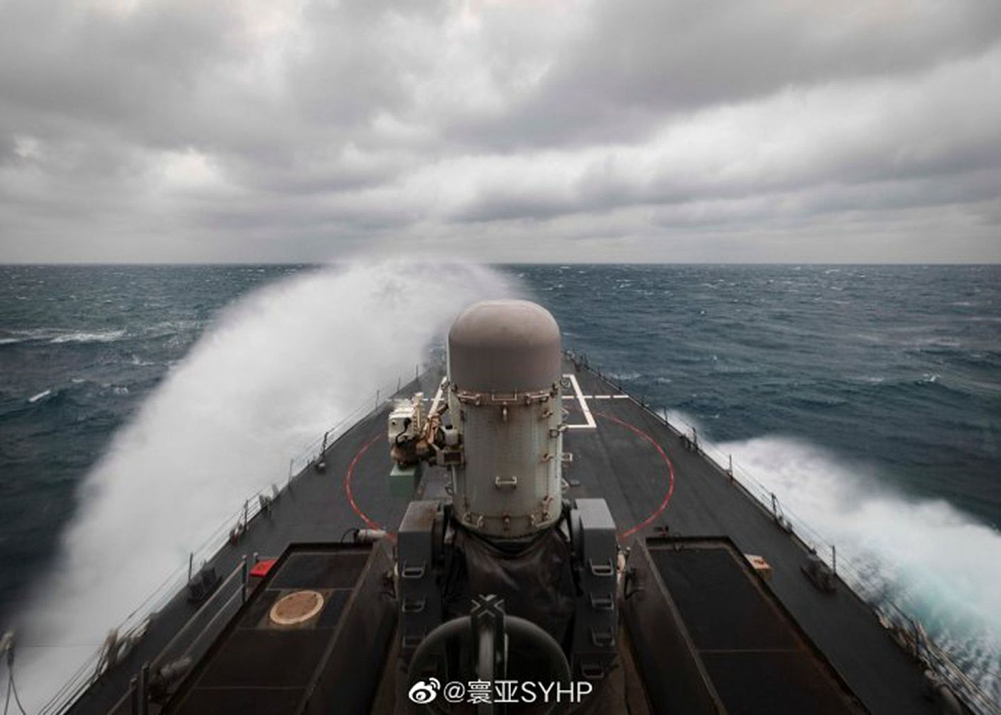 针对美军舰再次穿越台湾海峡，美国国防部发言人柯比（John Kirby）4月7日在记者会上回应说，美国在全世界执行自由航行任务，并非为回应特定事件。（微博@寰亚SYHP）