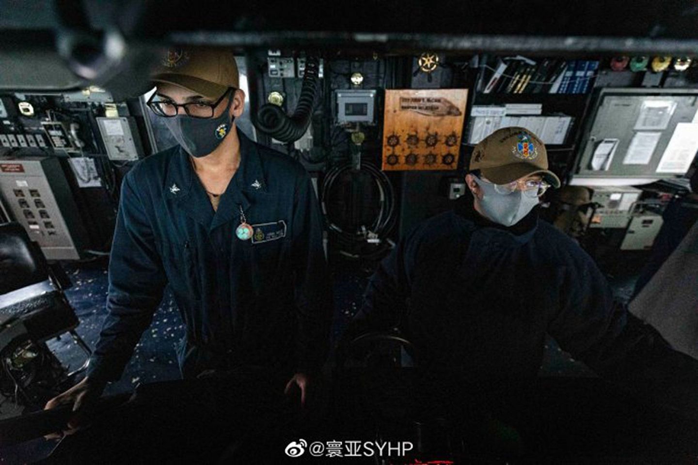 美军驱逐舰穿越台湾海峡，工作人员在驾驶舱内操作。（微博@寰亚SYHP）