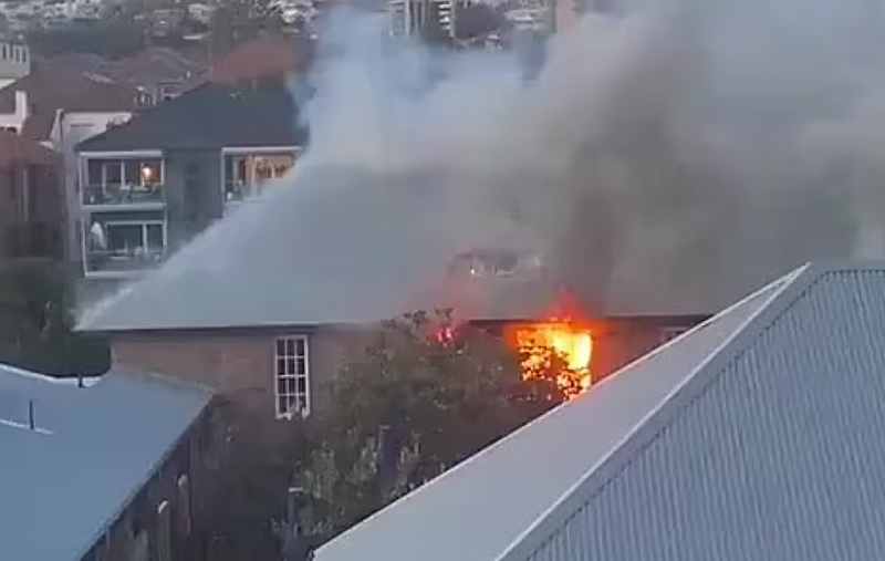 悉尼公校发生火灾，学生紧急疏散！屋顶被烧穿，浓烟喷涌而出（视频/组图） - 2
