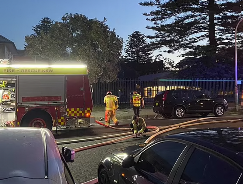 悉尼公校发生火灾，学生紧急疏散！屋顶被烧穿，浓烟喷涌而出（视频/组图） - 4