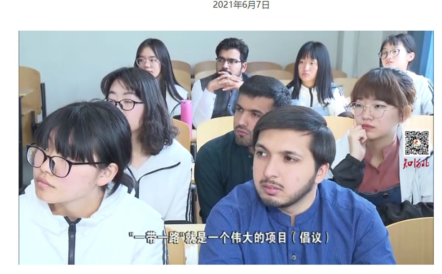 画面中，老师正在讲课。（河北师范大学国际文化交流学院官网）
