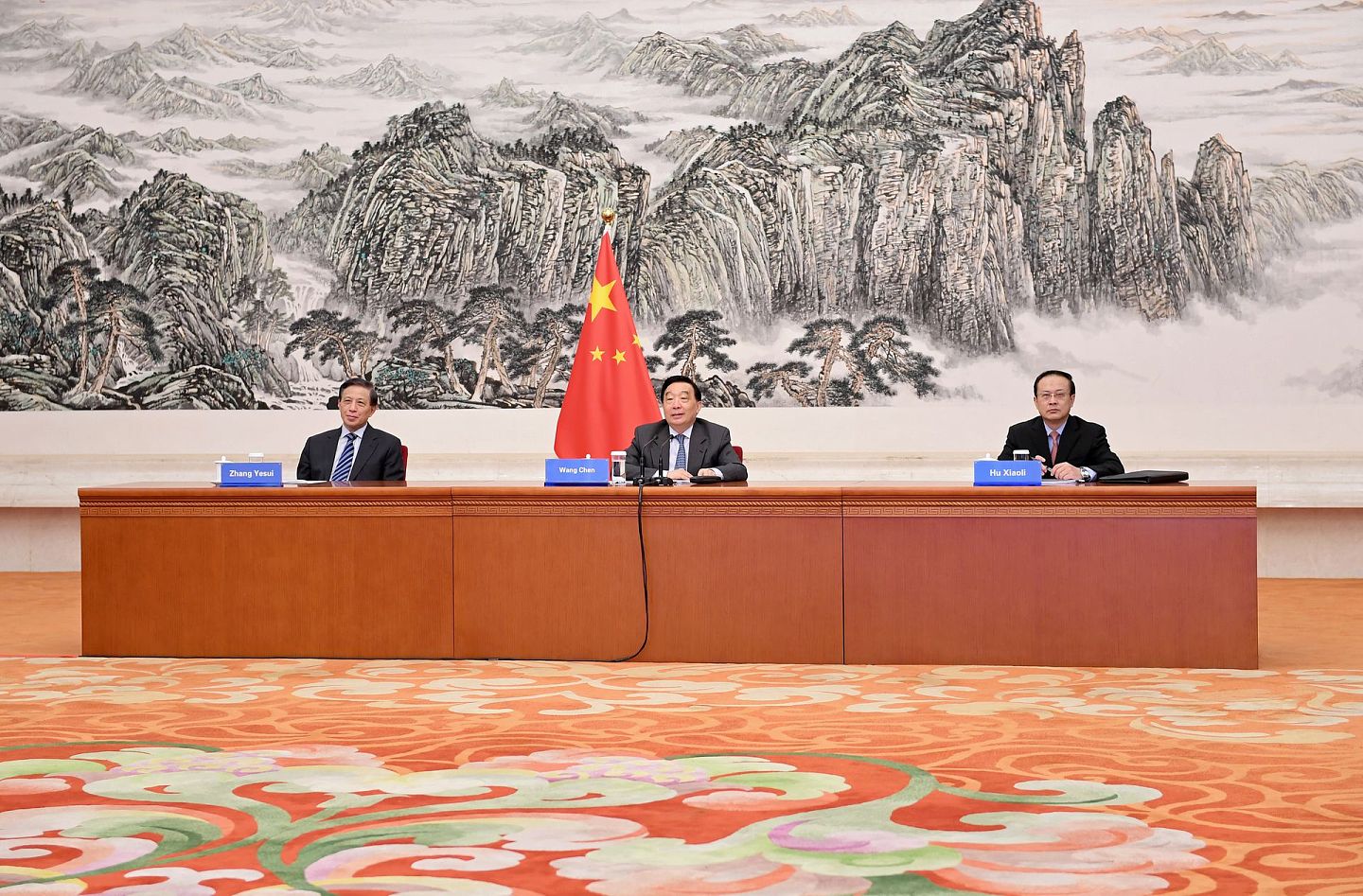 2020年10月15日，中共中央政治局委员、中国全国人大常委会副委员长王晨（中）在北京同哈萨克斯坦代表举行视频会晤。（新华社）