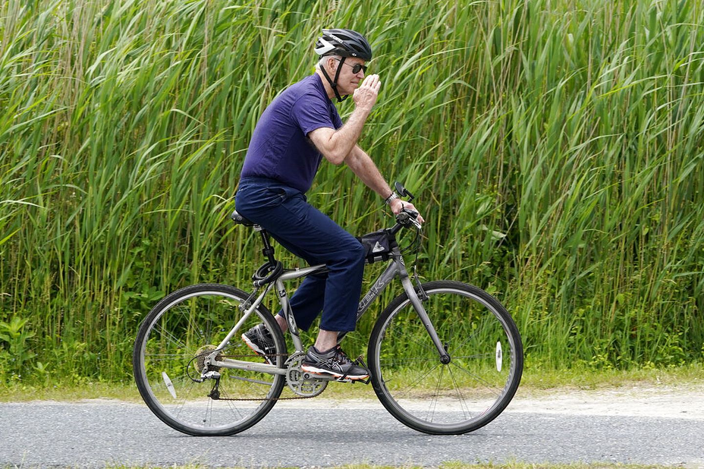 2021年6月3日，美国总统拜登骑单车，当天状态很好。（AP）
