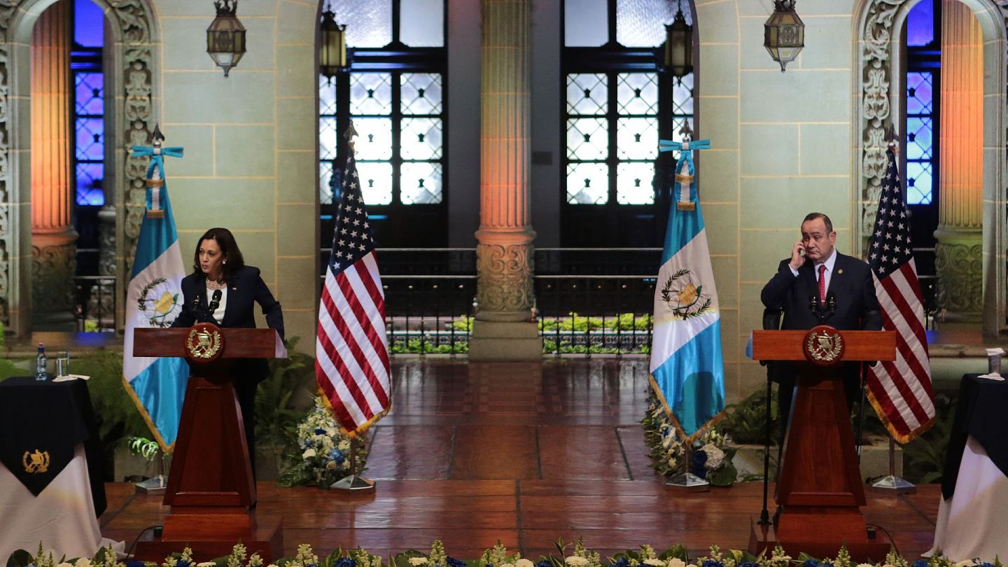 贺锦丽：图为6月7日，美国副总统贺锦丽（左）与危地马拉总统贾马太，在危地马拉首都危地马拉市出席记者会。（AP）
