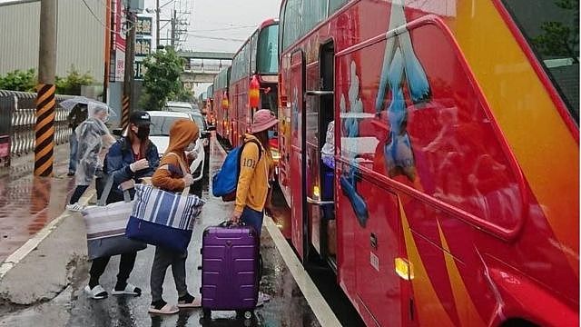 台湾苗栗的外籍劳工统一乘车接受隔离。