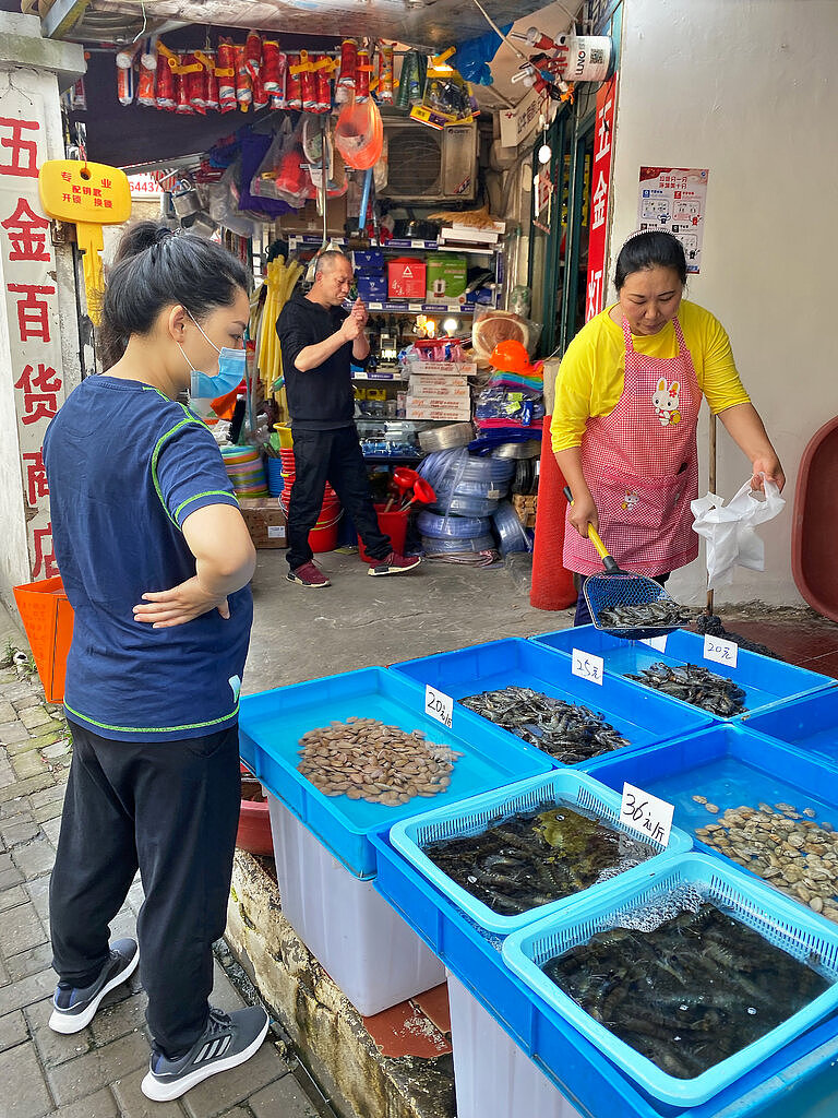 在上海销售鳝鱼和虾的高红（音）说，她担心物价上涨。