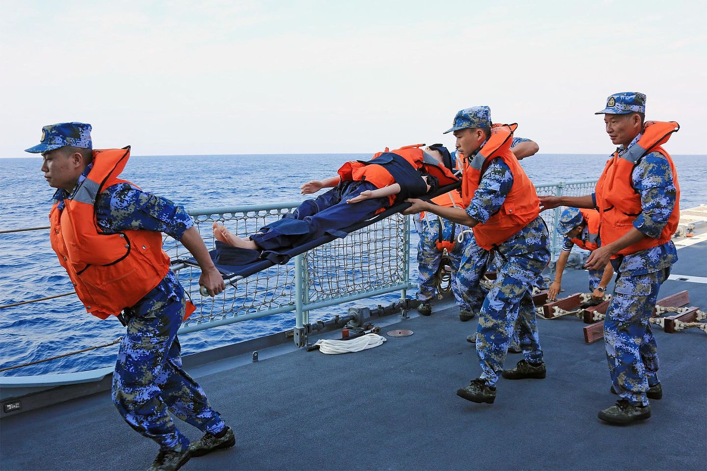 在联合演习中，中国黄山舰官兵将“落水者”及时进行转运救治。（视觉中国）