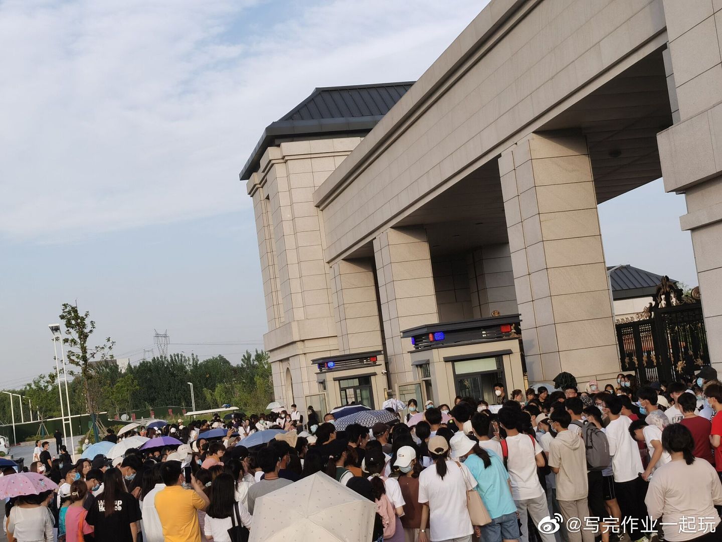 2021年6月6日，江苏省南京师范大学中北学院因为改制合并成职业技术院校引发学生不满，在校园抗议。（微博@写完作业一起玩）