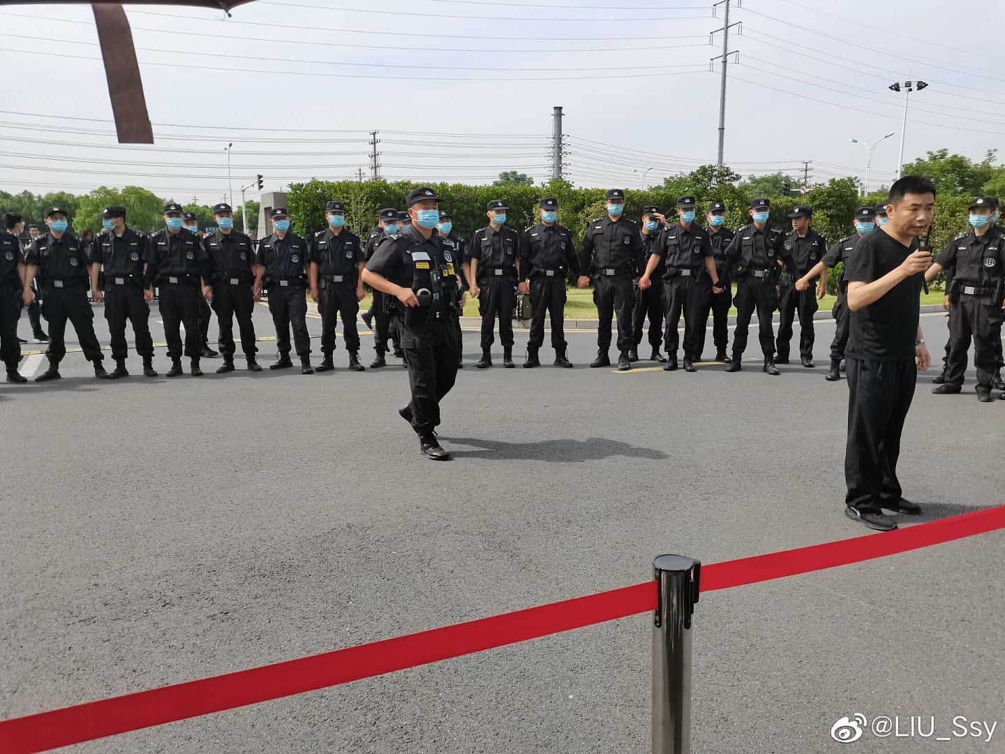 南京师范大学中北学院外有大批警察在维持秩序。（微博@LIU_Ssy）
