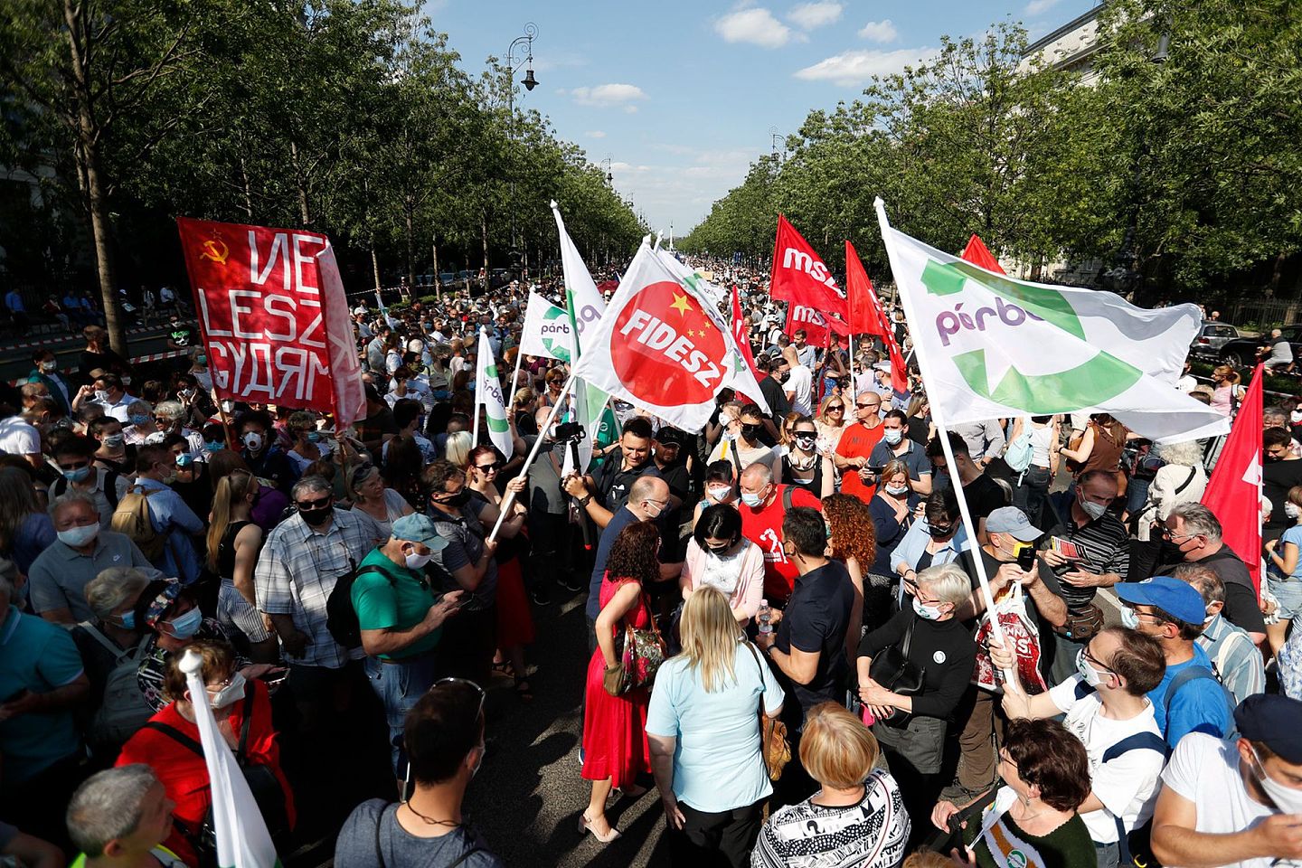 數千名匈牙利人抗議中國大學在布達佩斯開設校園的計劃，其中一些人舉着寫有「叛國罪」的橫幅。（AP）