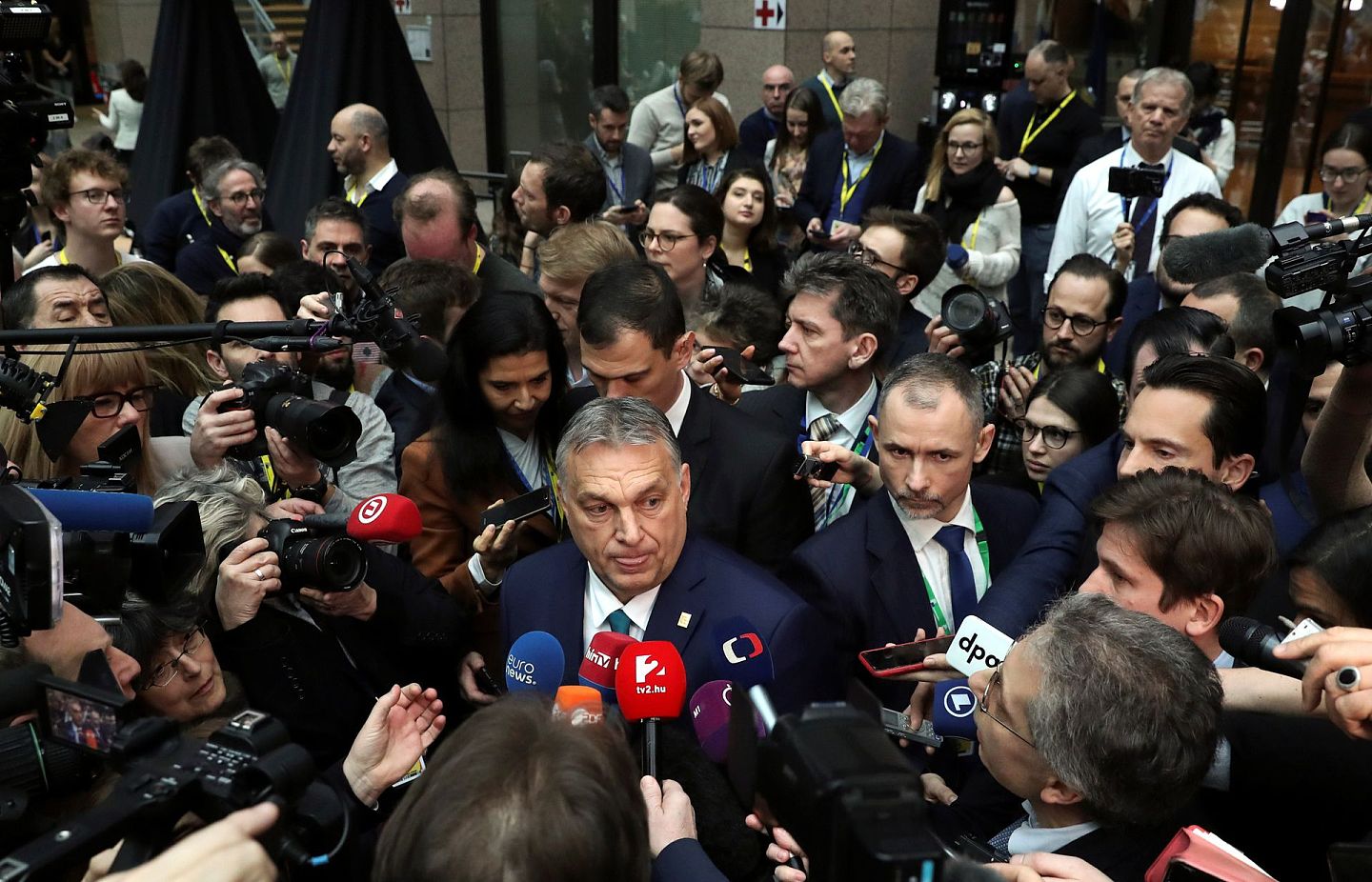 匈牙利总理欧尔班(Viktor Orban)在欧盟领导人峰会的第二天接受媒体采访。（Reuters）