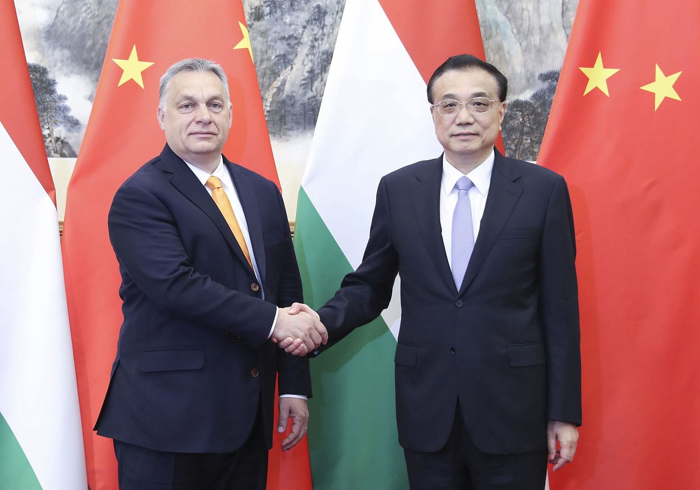2019年4月25日，国务院总理李克强在北京钓鱼台国宾馆会见匈牙利总理欧尔班。（新华社）