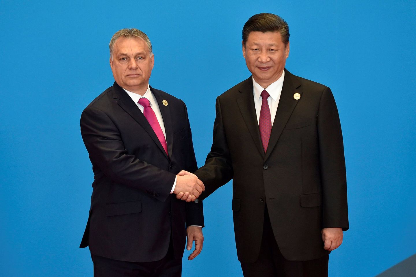 2017年5月15日，“一带一路”国际合作高峰论坛圆桌峰会在北京雁栖湖国际会议中心举行。中国国家主席习近平与匈牙利总理欧尔班握手。（Reuters）