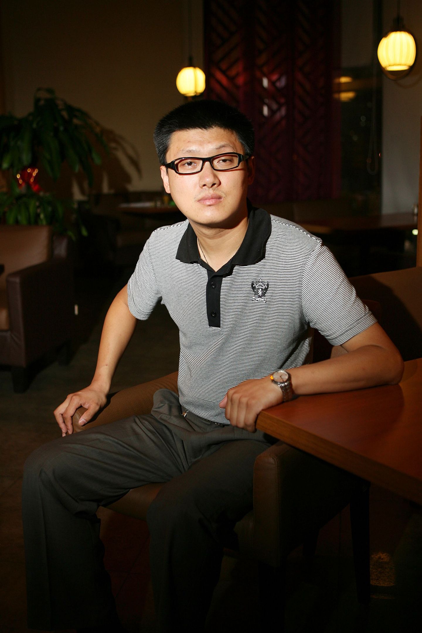 2009年8月20日，北京，“史上最牛历史老师”袁腾飞接受记者采访。（VCG）