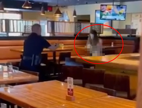 ▲德州一名女子全裸砸餐厅，被警方电击胸部，倒地落网。 （图／翻摄Twitter@BillyCorben）