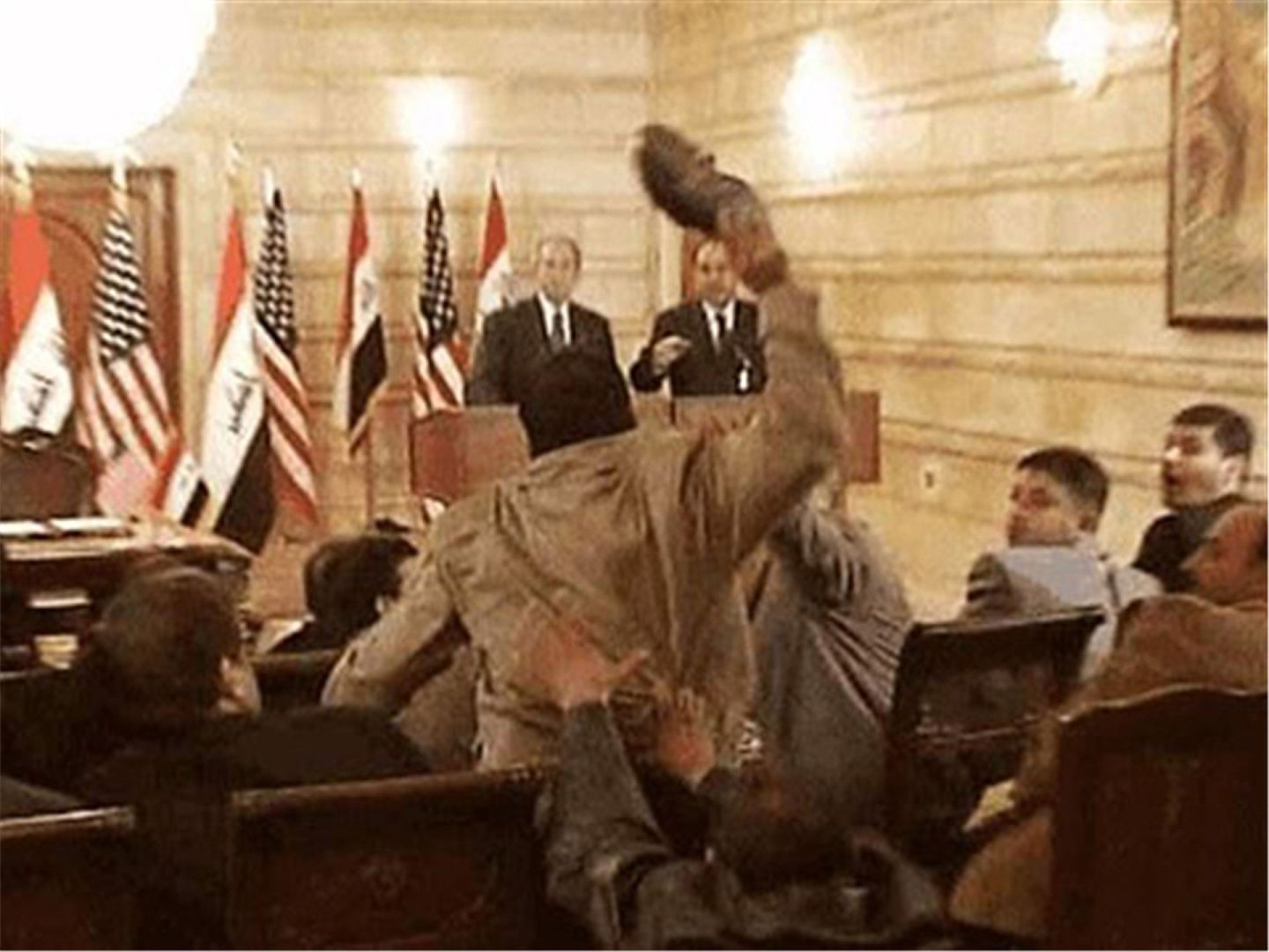2008年12月14日，距离卸任只有37天的美国总统小布什（左）突访伊拉克，并与伊总理马利基（Nouri al-Maliki）举行联合新闻发布会。（维基百科公有领域）
