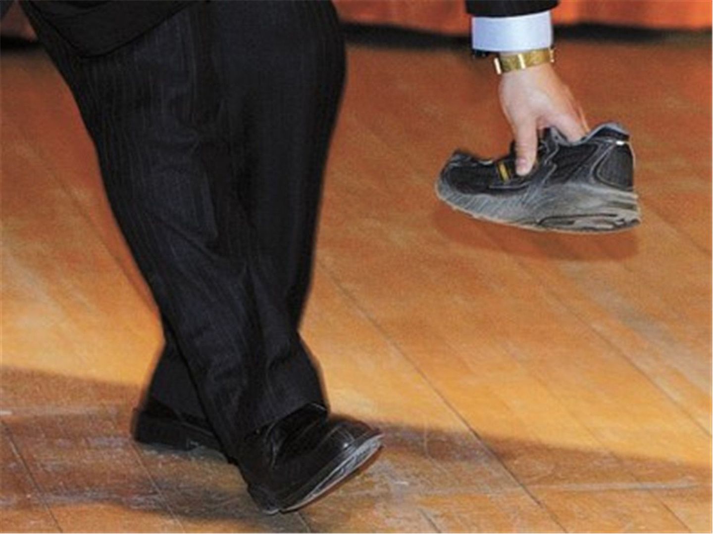 安保人员捡起扔向温家宝的鞋。（维基百科公有领域）