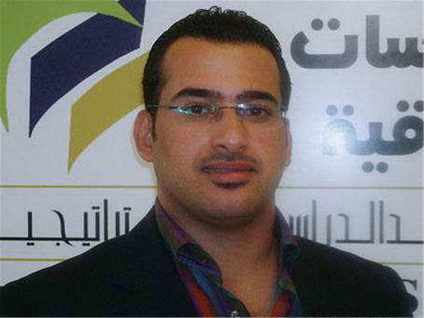 他名叫扎伊迪（Muntadhar al-Zaidi），供职于伊拉克巴格达迪亚电视台。（维基百科公有领域）