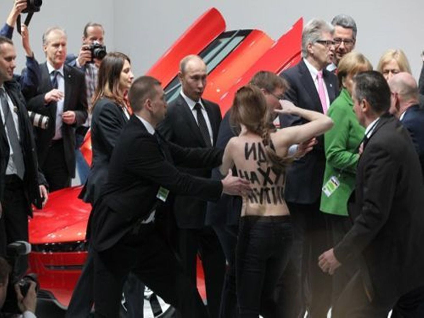 一名裸女示威者冲到普京面前，普京十分惊讶。（维基百科公有领域）