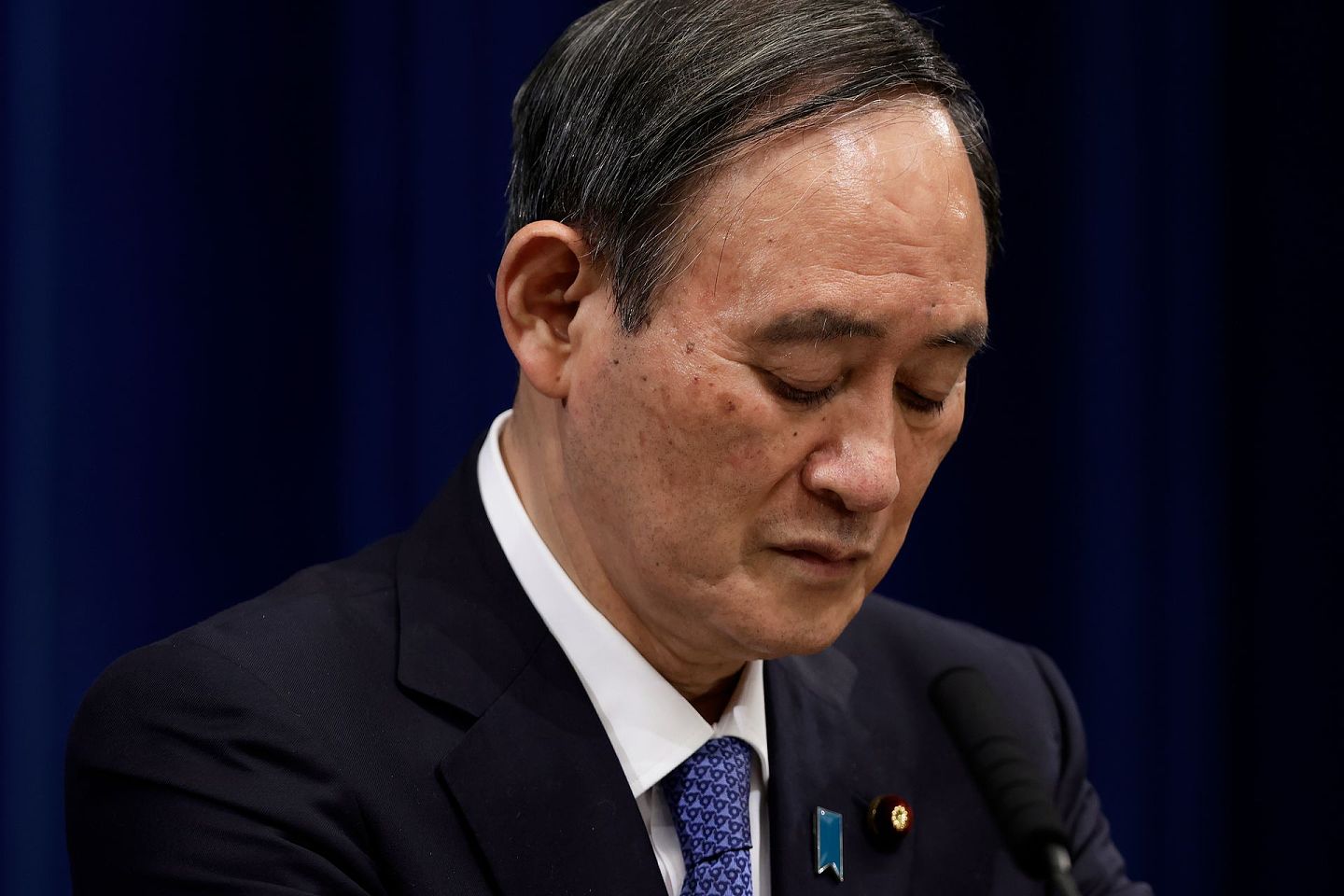 日本首相菅义伟将台湾称为“国家”引发争议。图为2021年1月7日，菅义伟在东京首相官邸的新闻发布会上发表讲话。（AP）