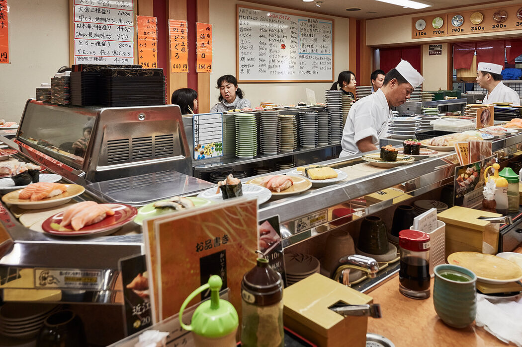 日本金泽市一个回转寿司店。