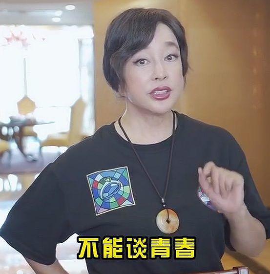刘晓庆首次回应耳朵整容舆论！坦言女人要变美丽，背后豪宅太亮眼（组图） - 3