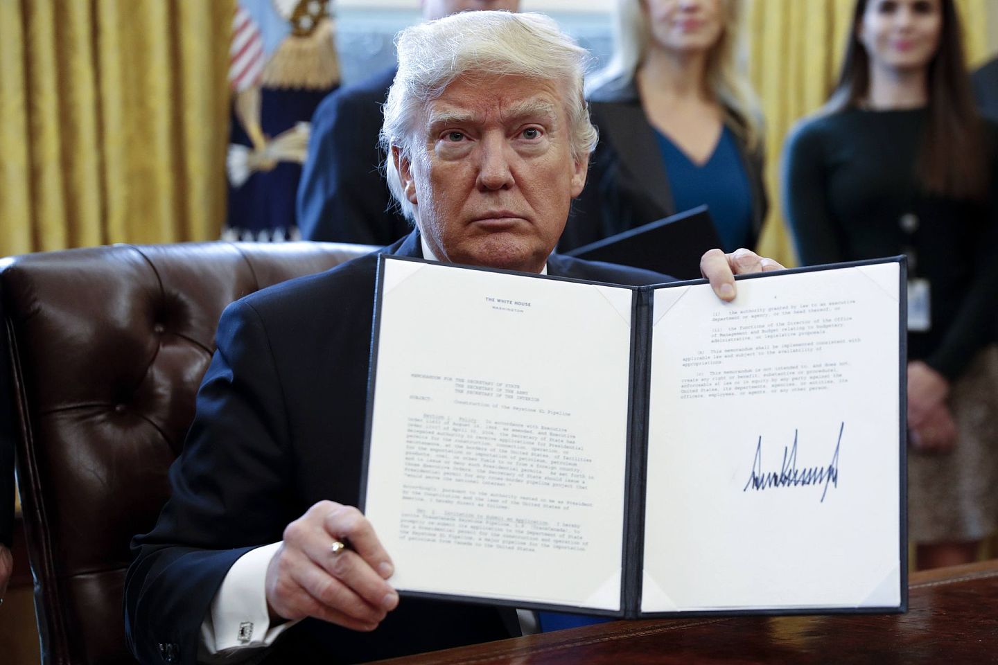 2017年1月24日，美国前总统特朗普（Donald Trump）在白宫签署行政命令，决定重启美加“拱心石”XL输油管道项目。（视觉中国）