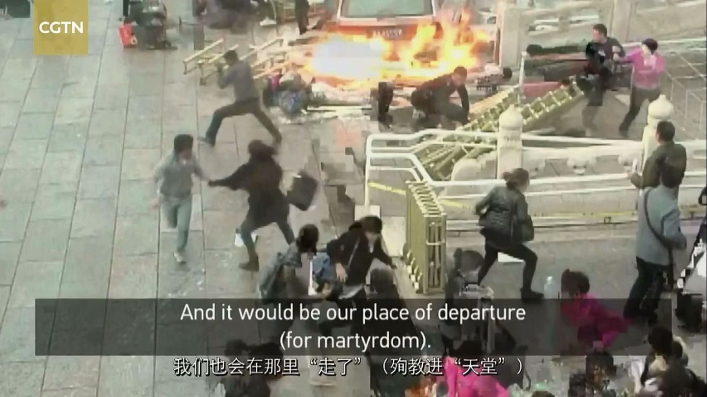 2013年10月28日，北京天安门前金水桥发生暴恐案。（CGTN视频截图）