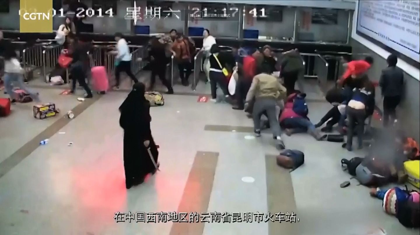 2014年3月1日，昆明火车站发生暴恐案。新疆籍恐怖分子持砍刀砍杀民众，造成31人死亡，141人受伤。（CGTN视频截图）