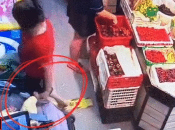 下手真狠！4个月大的女婴超市内遭中国大妈狠掐，婴儿脚被掐掉一块皮嚎哭不止（视频/组图） - 2