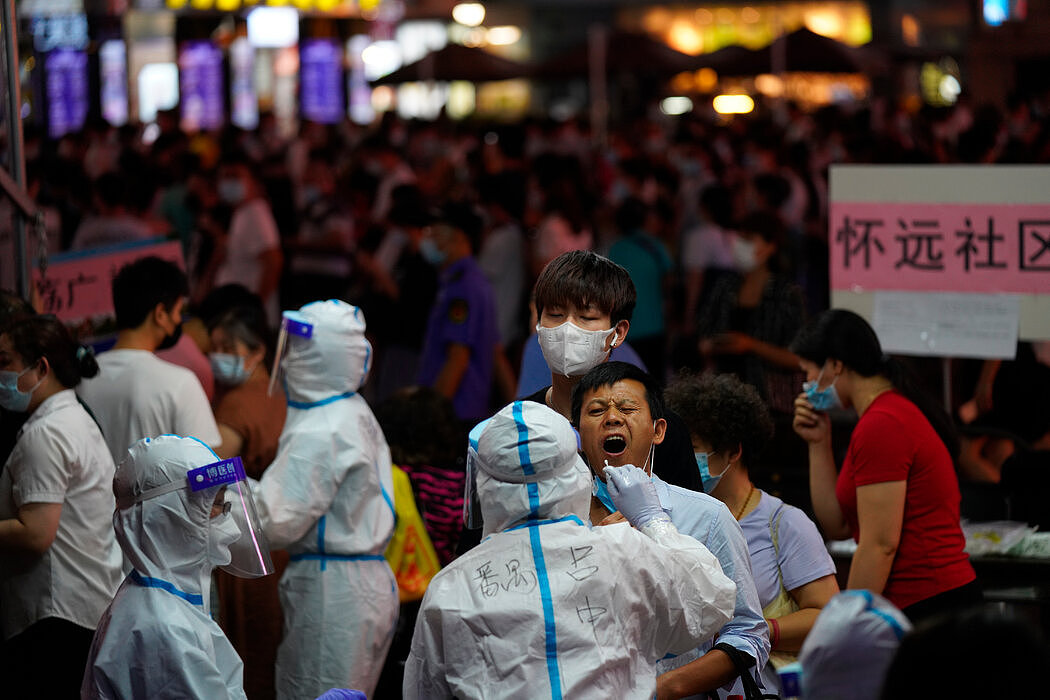 上个月，广州居民排队接受检测。该市的检测站点一直在昼夜不停地运行。