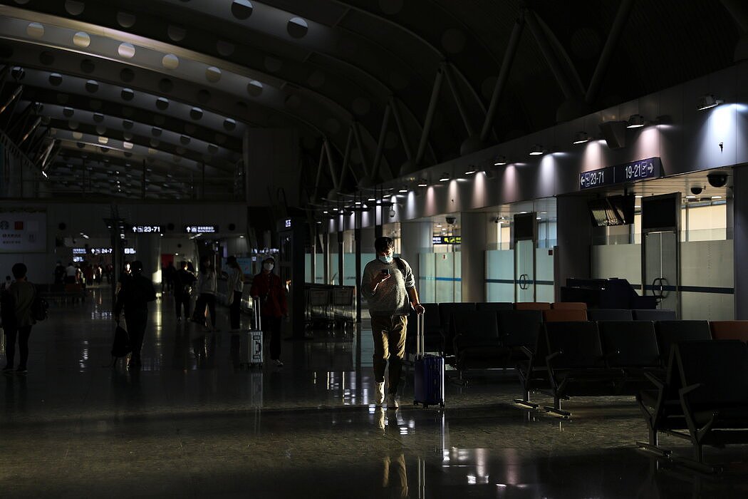 上月，空空荡荡的北京首都国际机场。中国对国际旅客严加限制，对入境者进行长时间隔离。