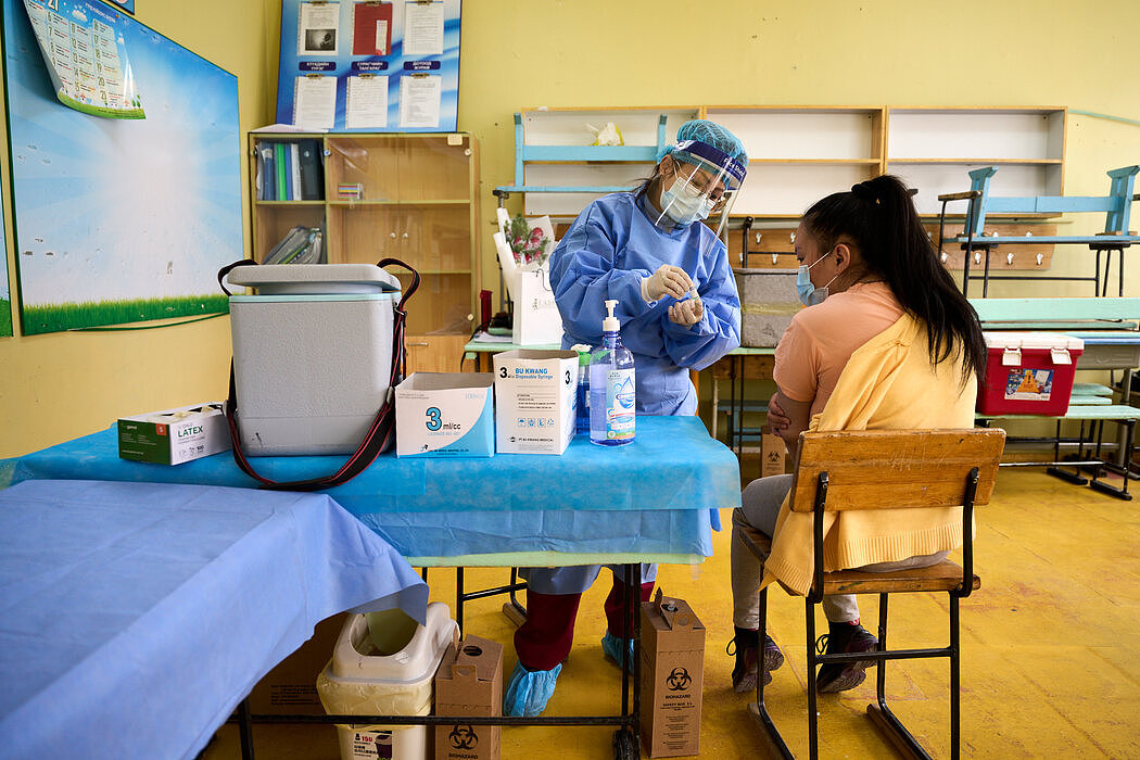 上个月，一名护士在蒙古乌兰巴托注射国药集团的疫苗。尽管蒙古为其一半的人口接种了疫苗，但仍出现了大量的感染病例。