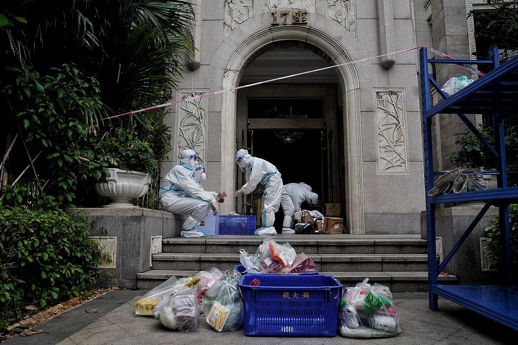 上周，在广州一个被封锁的大院里分发物资。