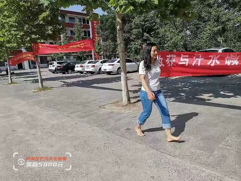 一鞋之恩，一生铭记！考场外，赤脚奔跑的女老师火了……