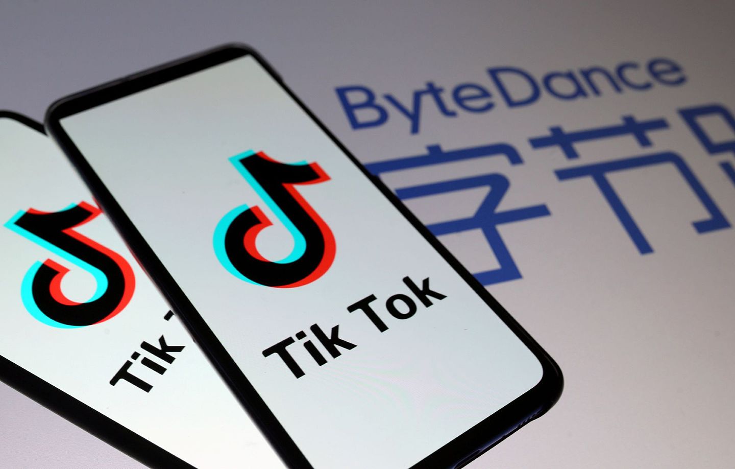 TikTok的成功，某程度上在于它在2017年收购Musical.ly，它的功能和用家后来都汇聚到TikTok，令后者的每月活跃用户在合并完成后，在3个月内增加3,000万人。图为路透社2019年11月27日的插图，图中可见TikTok标志展示在手机上，它的背景是其母公司字节跳动的标志。 （Reuters）