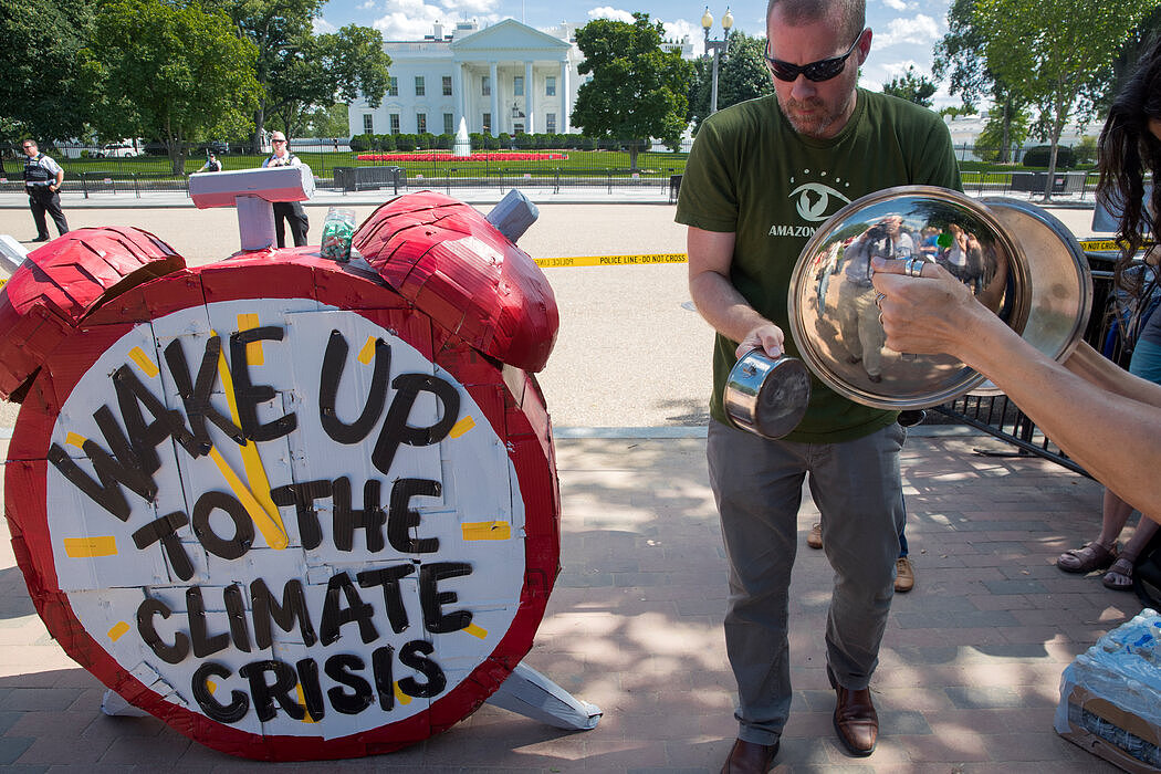 2017年，特朗普宣布决定退出巴黎气候协定时，白宫外的抗议者。