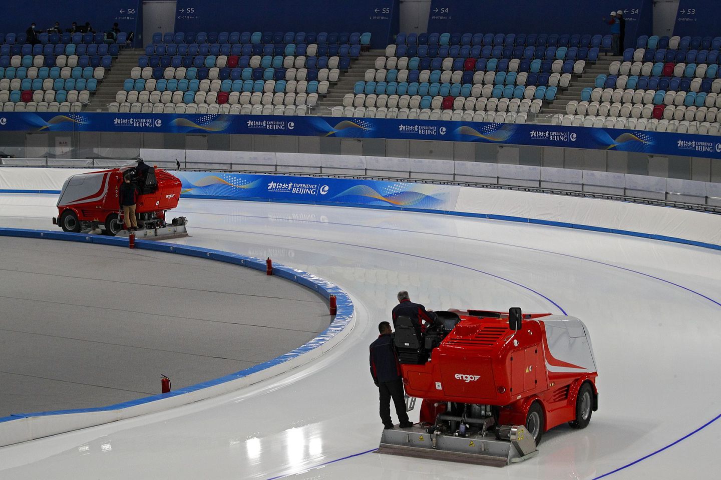 2021年3月31日，在2022年北京冬奥会测试赛之前，工人们正在用机器翻新新建成的国家速滑椭圆溜冰场的冰面。（AP）