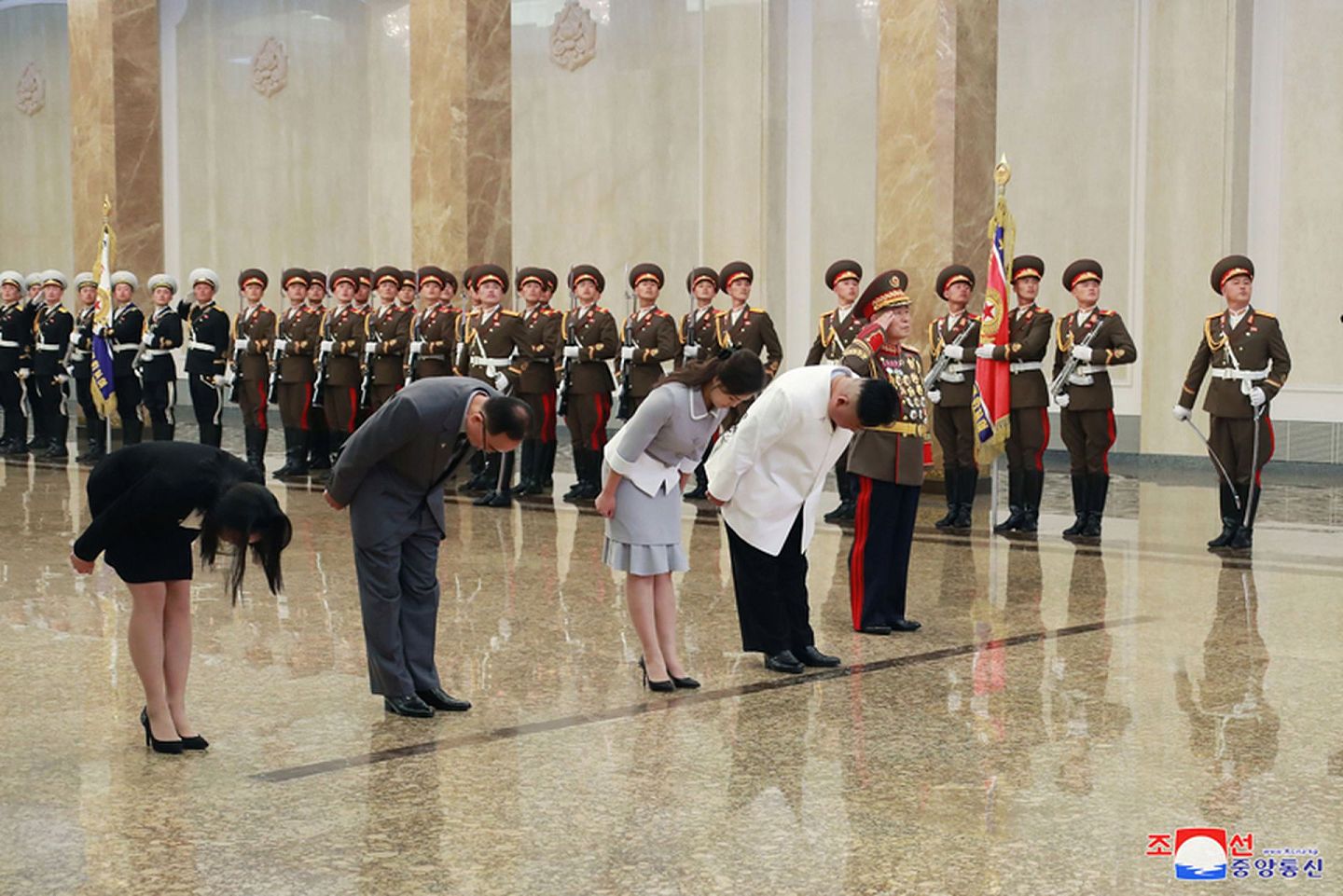 2021年4月15日，金正恩与夫人李雪主等人员参谒锦绣山太阳宫画面。（朝中社）