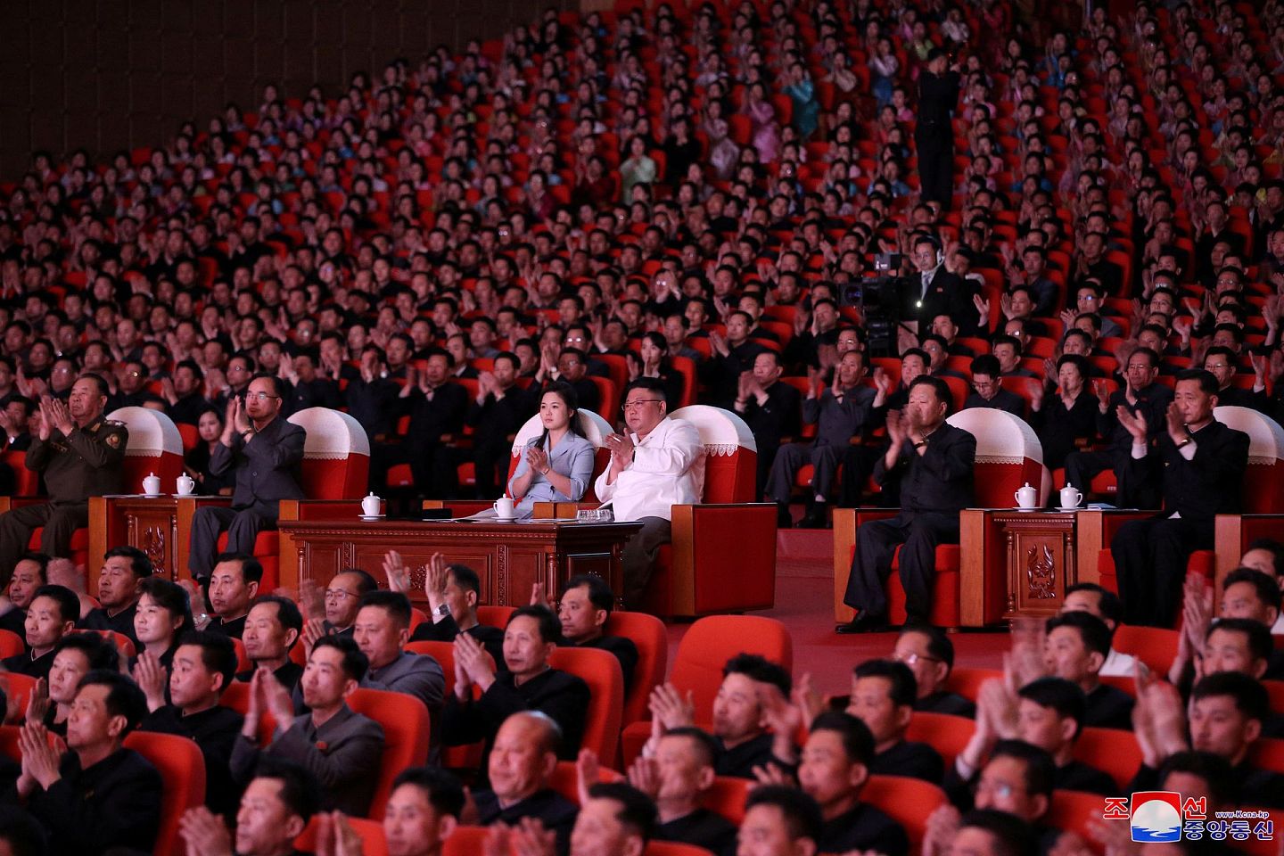 2021年4月15日，金正恩和夫人李雪主在平壤观看表演。（Reuters）