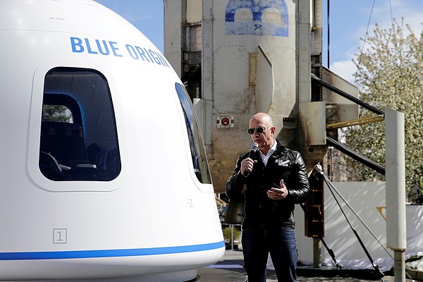 ▲▼贝佐斯的太空探索公司蓝源（Blue Origin）宣布将公开拍卖「新谢帕德号」（New Shepard）火箭其中一个座位。 （图／路透）