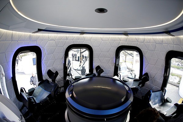 ▲▼贝佐斯创办的太空探索公司蓝色起源（Blue Origin）公布火箭「新谢帕德号」（New Shepard）座舱内部设计。 （图／路透）