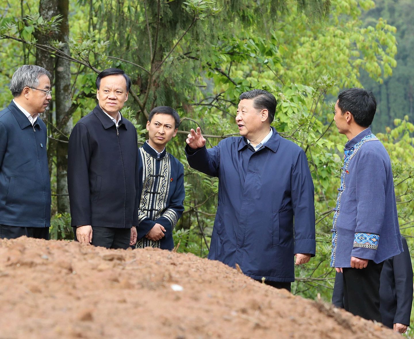 2019年4月15日，习近平（右二）在重庆考察调研。胡春华（左一）和陈敏尔（左二）随行。（新华社）