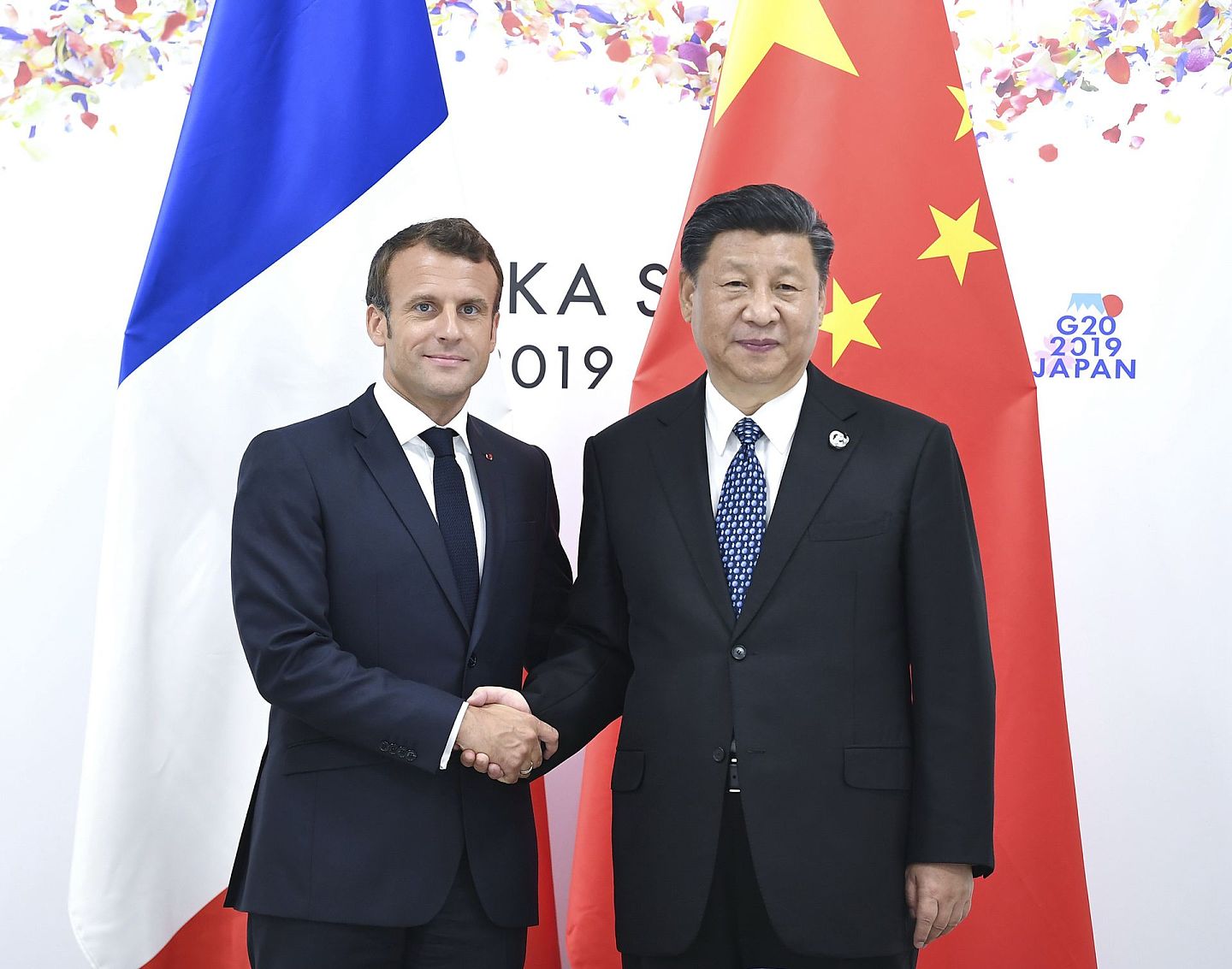 2019年6月29日，中国国家主席习近平（右）在大阪会见法国总统马克龙。（新华社）